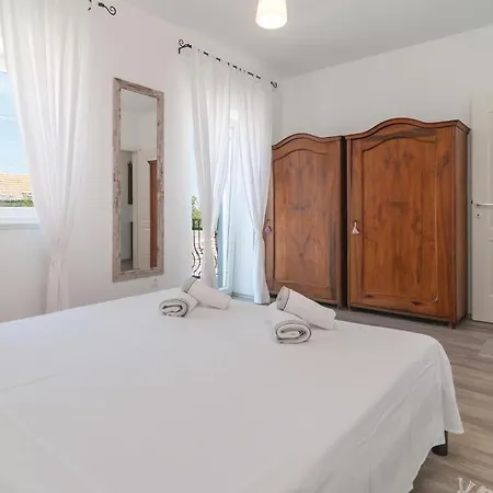 Vikendica Stunning In With Kitchen Primosten